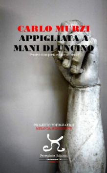 Appigliata a mani di uncino