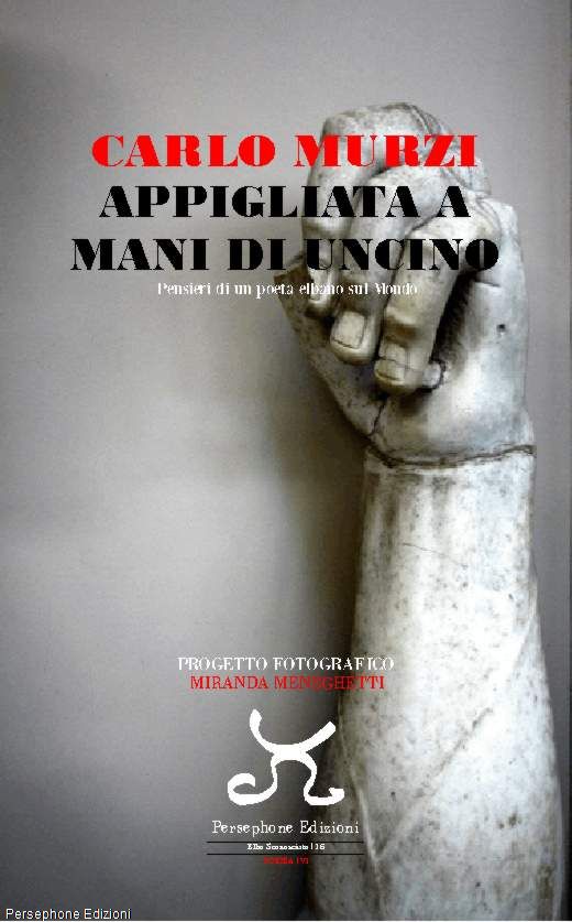 Appigliata a mani di uncino